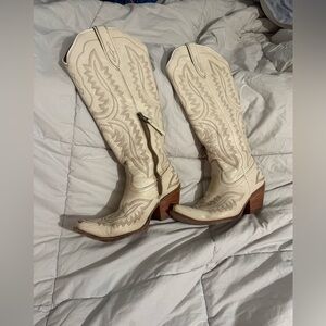 Ariat Casanovas in white